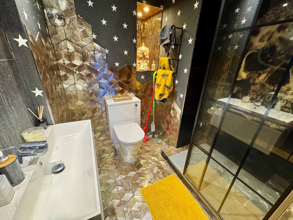 Lot: 53 - ONE-BEDROOM MAISONETTE CLOSE TO AMENITIES - Shower room